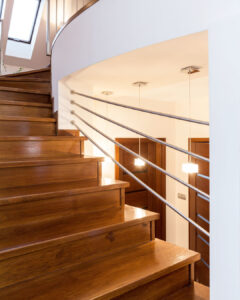 Scala in muratura con rivestimento in legno e acciaio